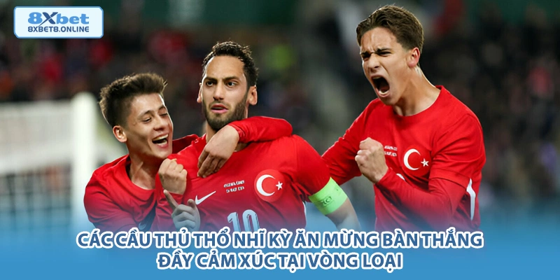 Các cầu thủ Thổ Nhĩ Kỳ ăn mừng bàn thắng đầy cảm xúc tại vòng loại.