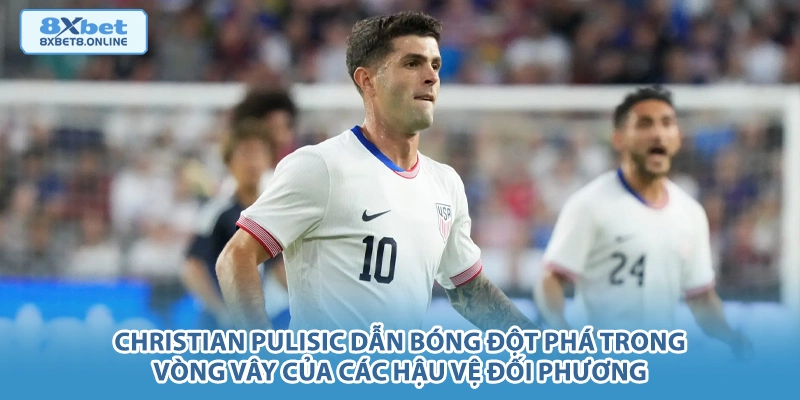 Christian Pulisic dẫn bóng đột phá trong vòng vây của các hậu vệ đối phương.
