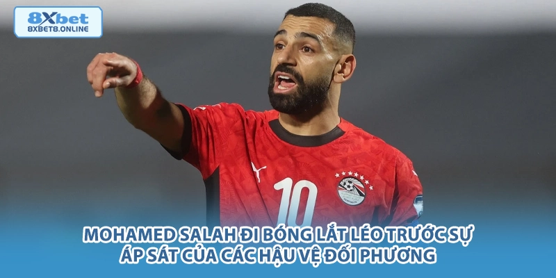 Mohamed Salah đi bóng lắt léo trước sự áp sát của các hậu vệ đối phương.