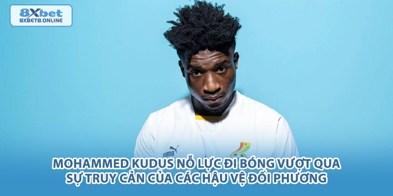 Mohammed Kudus nỗ lực đi bóng vượt qua sự truy cản của các hậu vệ đối phương.